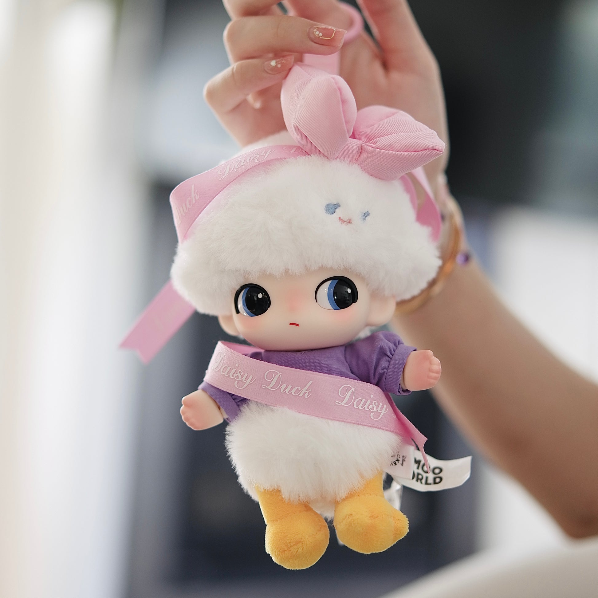 DIMOO World x Disney Series - Daisy's Gift Vinyl Plush Keychain